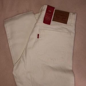 White wedge fit cropped Levi’s
